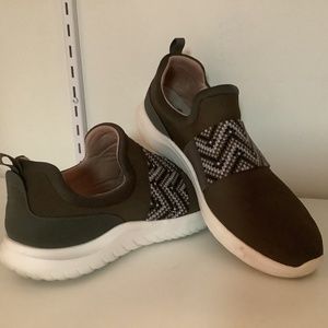 Clarks Cloudstepper, sz 9, army green with embelishment